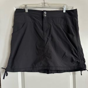 Cabela’s hiking skort w/ a lot of pockets - grey